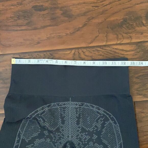 Lululemon Snake Print Ebb To Street Leggings Athleisure Athletic Gym Workout - Picture 15 of 15